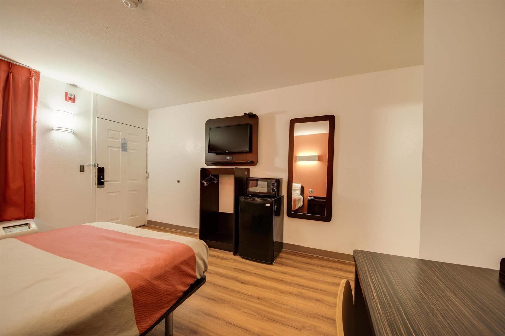 6-jennings, La Hotel